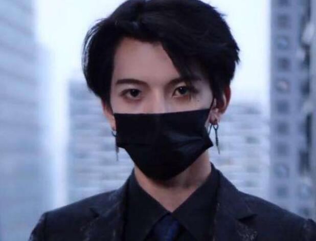 七鹤大人参加线下活动身高彻底露馅了比女主持还矮