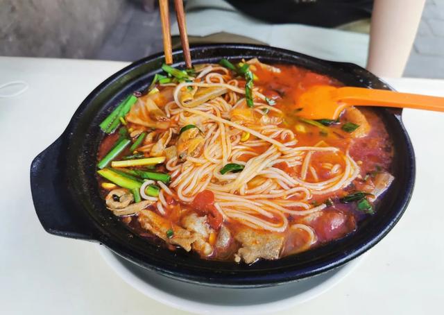 重庆著名砂锅米线,环境差位置偏,但味道真的很安逸