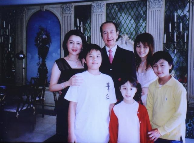 蓝琼缨年轻时貌美,三太四太曾同台|何鸿燊|太太|蓝琼_新浪新闻