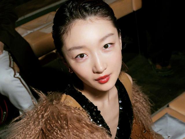 精灵少女周冬雨,教科书式出圈妆容,曾经的山楂树初恋女孩长大了