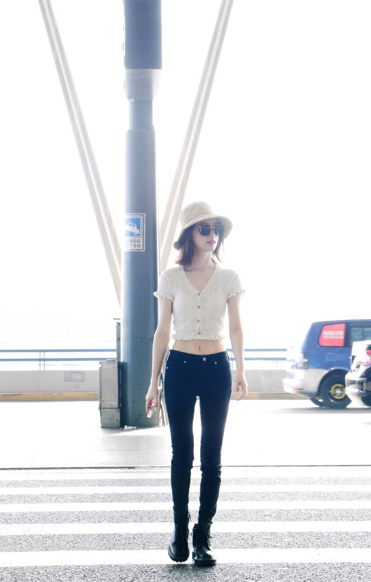 穿露脐装配百褶裙,"蚂蚁腰"实锤了