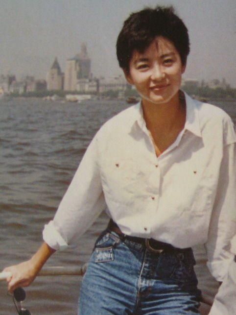 1988年《今夜星光灿烂,林青霞饰演杜采薇,短发少年气,帅气与美丽在