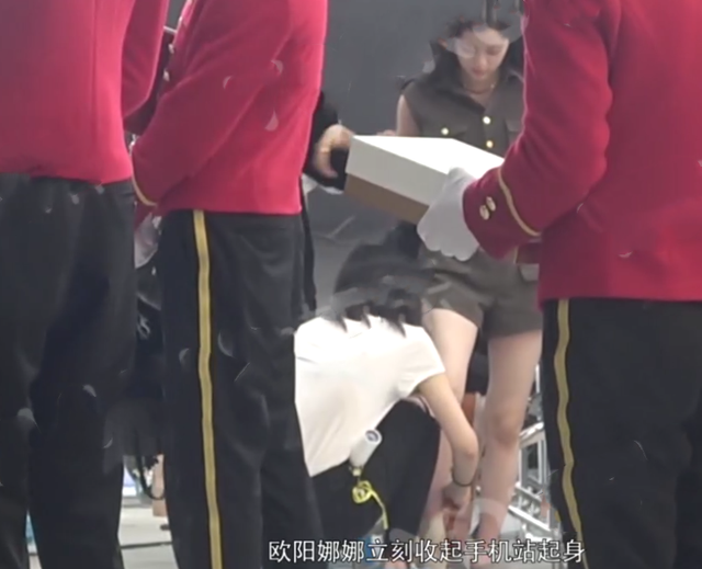 拍摄广告助理蹲下给她脱鞋,穿鞋要两个人伺候