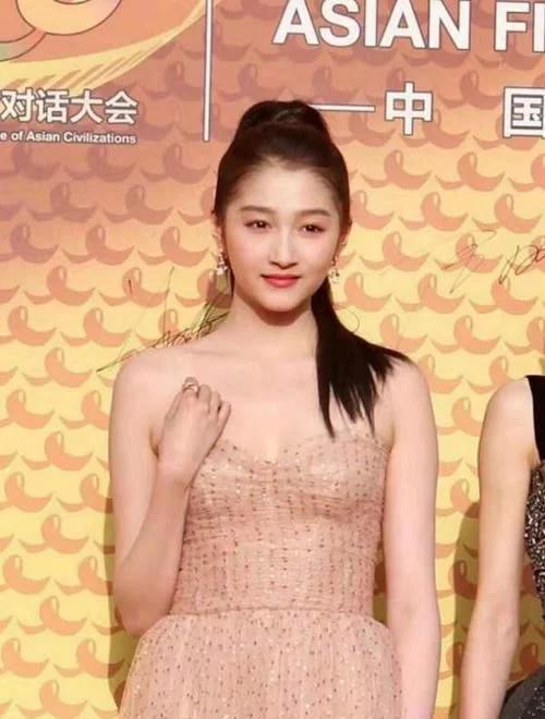 关晓彤早年面试造型曝光赘肉肚太抢镜鹿晗看到到会怎么想