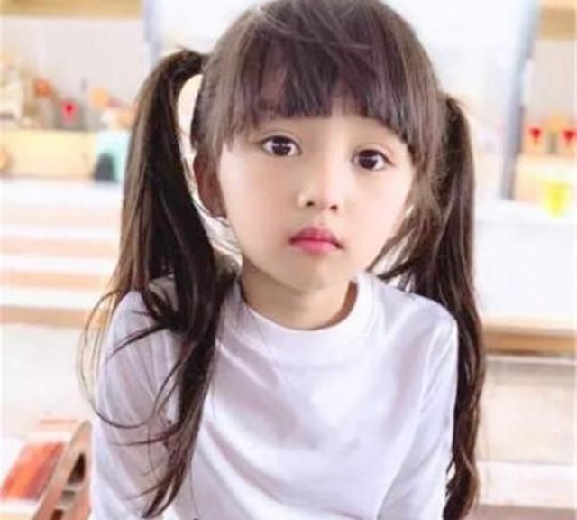 这位小朋友选美的样子确实很好看,于是也有网友比较好奇,孩子在私下里