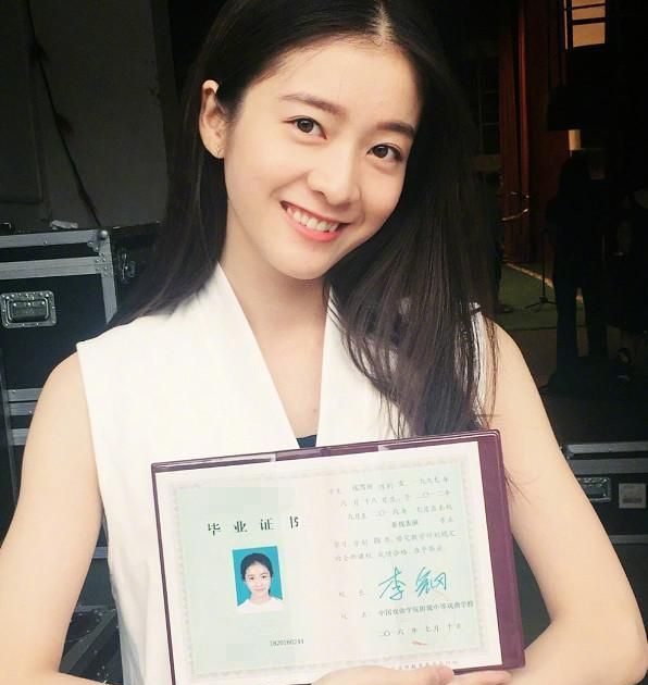 张雪迎晒毕业证书内容不是重点看清证件照猝不及防的心动