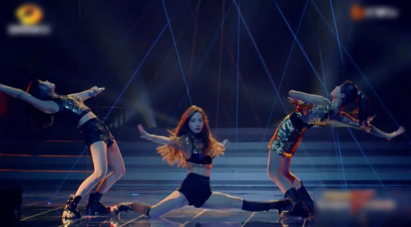 浪姐二次公演舞台吴昕rap令人感动一字马更是让人眼前一亮