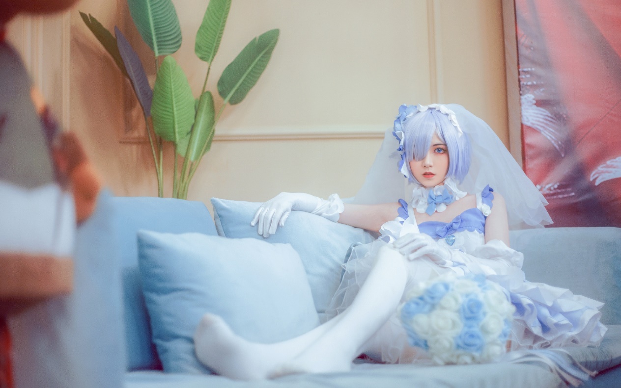 花嫁蕾姆绝美还原,及膝蛋糕裙奶白冰丝袜,是真爱的蓝色