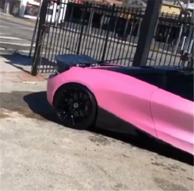 贴膜"渐变粉"的迈凯伦720s,车价7位数,少女心十足