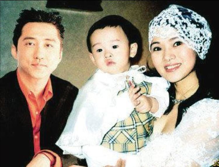 庾澄庆妻子张嘉欣与前妻对比,差距真的太大,难怪庾妈妈只接受她