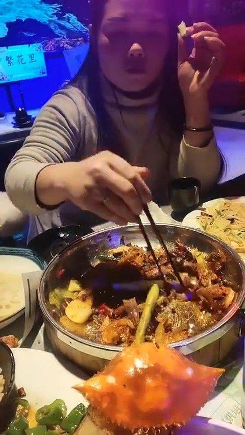 女朋友带她闺蜜一起出来吃饭.该怎么暗示她闺蜜不要挑来挑去?