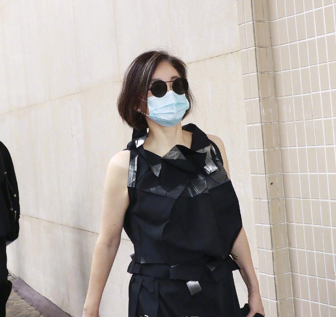 出席赌王葬礼,墨镜口罩难掩高贵气质,保养的真好啊