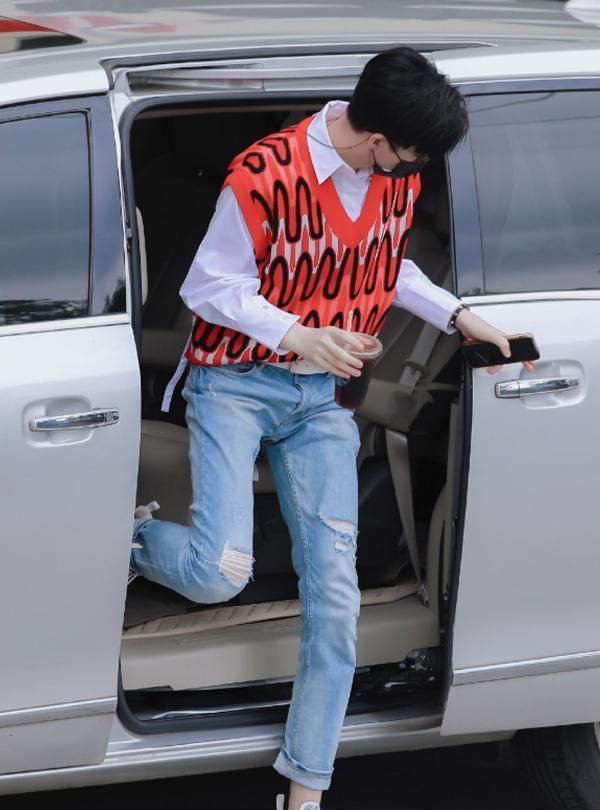 有种反差萌叫刘宇宁大胆生吃苦瓜怀疑人生穿搭还是高冷男