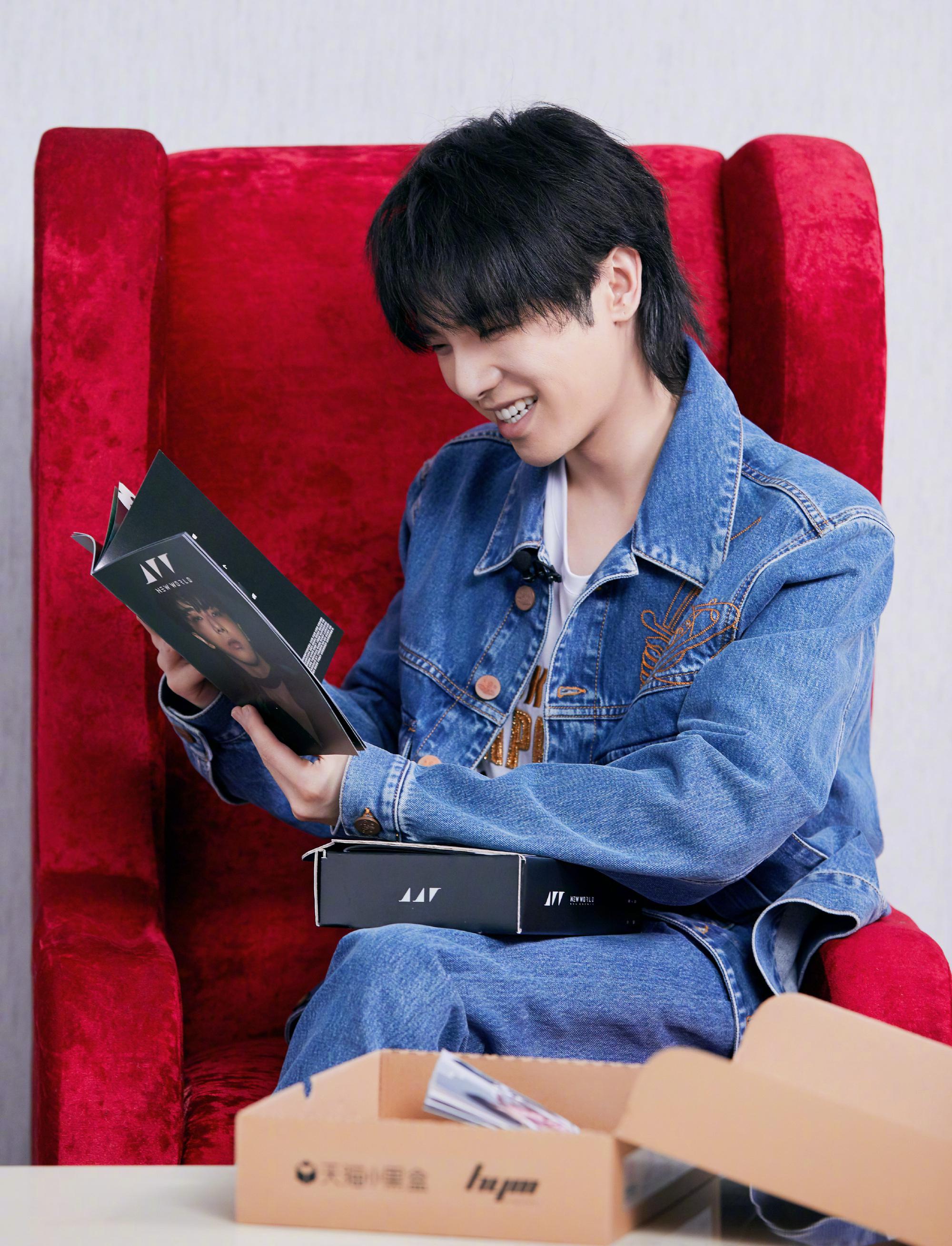 华晨宇新专辑《新世界new world》拿下了马来西亚最大的连锁书店p