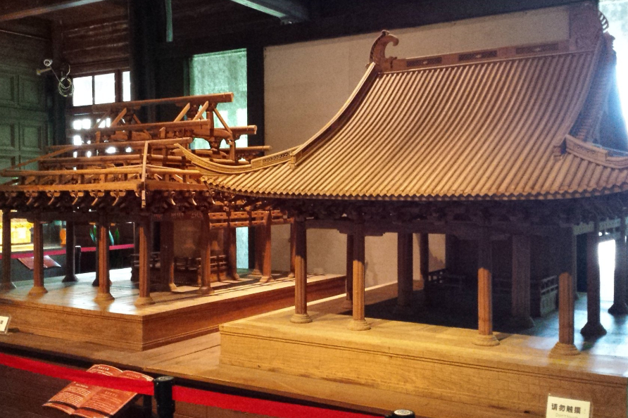 上面一直提到保国寺的建筑,大雄宝殿是保国寺的代表,别名叫无梁殿.