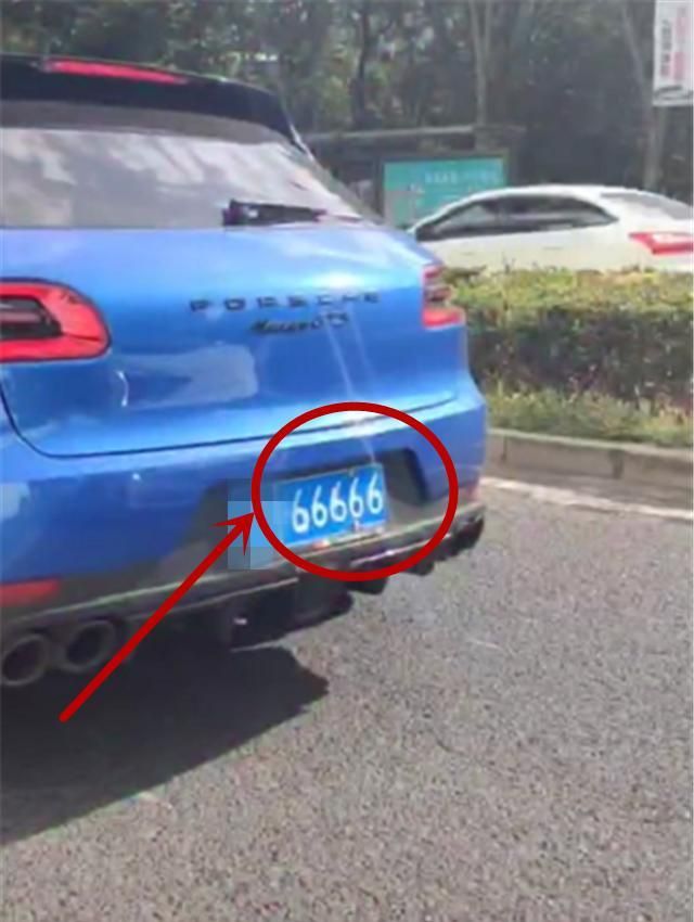云南最拉风的保时捷suv全车迈阿密蓝还挂66666车牌