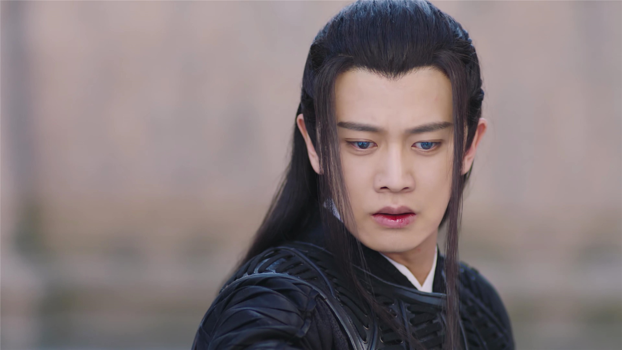 《暮白首》那岚岳因赤华珠入魔,容婳没能唤醒,陆