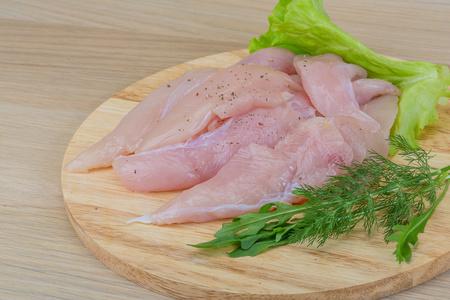 鸡胸肉蛋白质含量较高,且易被人体吸收入利用,有增强体力,强壮身体的