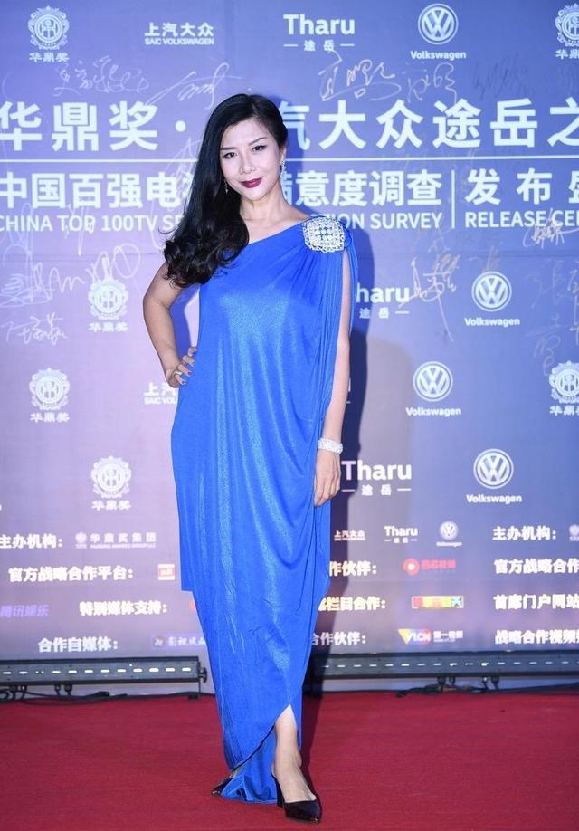 吴家丽57岁还敢穿一字肩上衣配阔腿裤很显贵长卷发更是惊艳