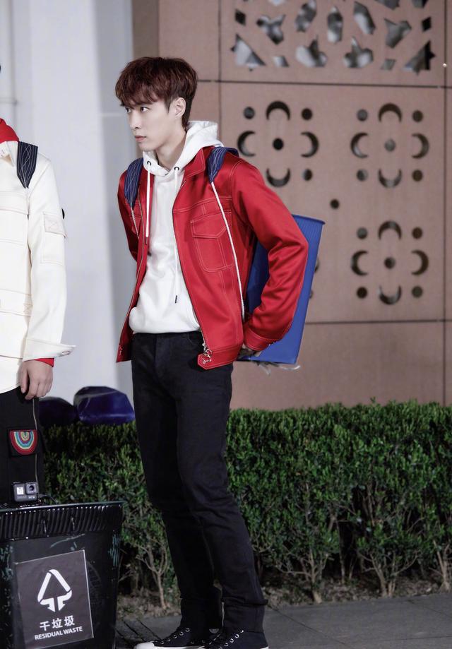 张艺兴新专辑出来了!帅气穿搭造型满满的夏日感,这也太帅了吧