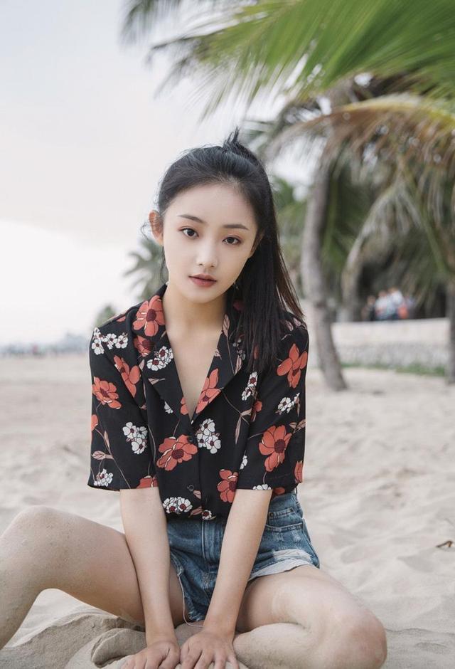 她出道时被评为"惊天美貌",与许凯上演三次情缘|许凯|吴佳怡|美貌