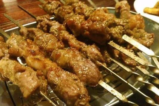 去新疆吃"羊肉串",1次点50串,老板却一脸懵,端上桌后傻眼了