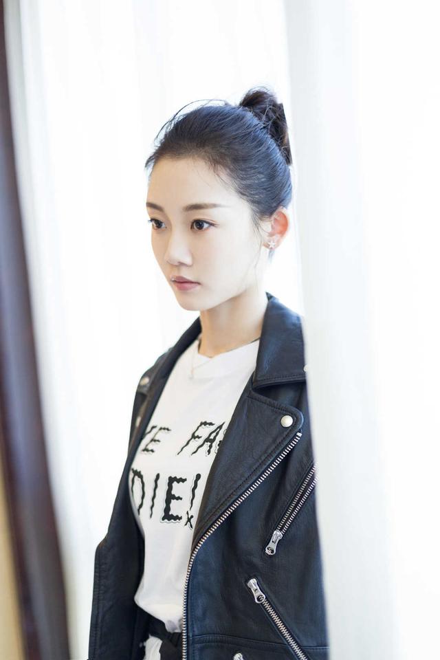 苗苗气质清纯甜美!穿黑色皮质外套搭配牛仔裤,美如初恋女友