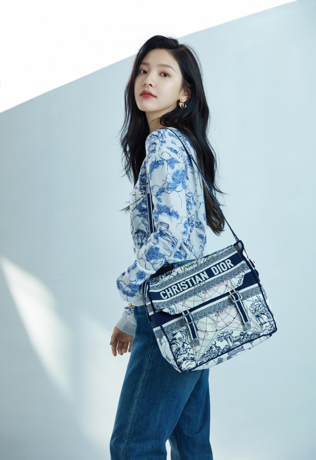 "氧气少女"也变了,章若楠工装外套配短靴,玩下衣失踪很帅气