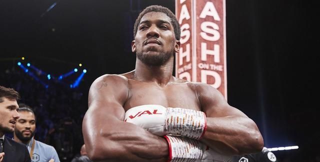 拳王约书亚遭遇富里拳迷,面对挑衅,他竖起中指进行回击!