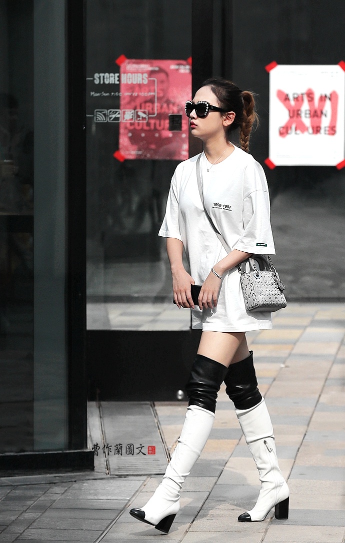 街拍:夏日穿高筒靴的美女