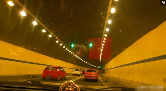 大相岭泥巴山隧道分为左右两线,左线长9962米,右线长10007米,该条隧道