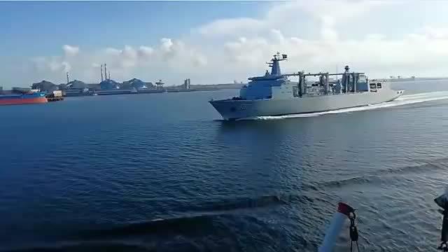 偶遇"航母奶妈"查干湖号综合补给舰
