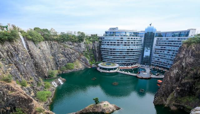 中国海拔最低的酒店修建在百米以下的深坑中住一晚却要上万