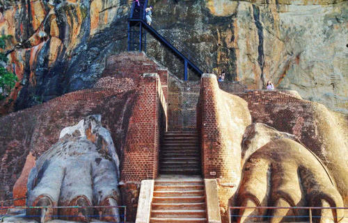 在200米高岩石之上,千百年来少有人发现|古堡|狮子岩|岩石_新浪新闻