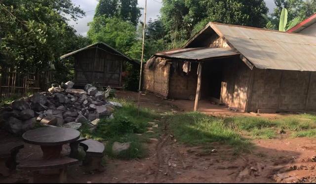 女生花100元陆路出境去老挝,实拍老挝村庄茅草屋贫穷落后