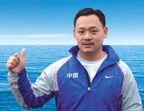 举重传奇占旭刚退役后仍辉煌,娶美女空姐当妻子,45岁还是大学校长
