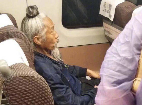 白发道士,这道士在高铁上的被关注度,不亚于影视小鲜肉,只是老道表情