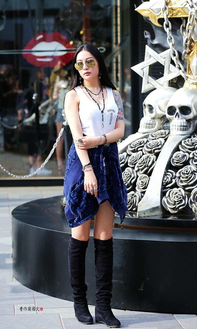 街拍:夏日穿高筒靴的美女