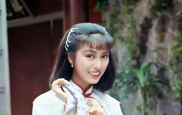 因在《射雕英雄传》里饰演黄蓉而出名,米雪的演技十分有灵性