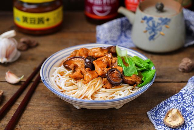 一个鸡腿,一把香菇做成卤汁,嫩滑鲜美香喷喷,拌面条能吃两大碗