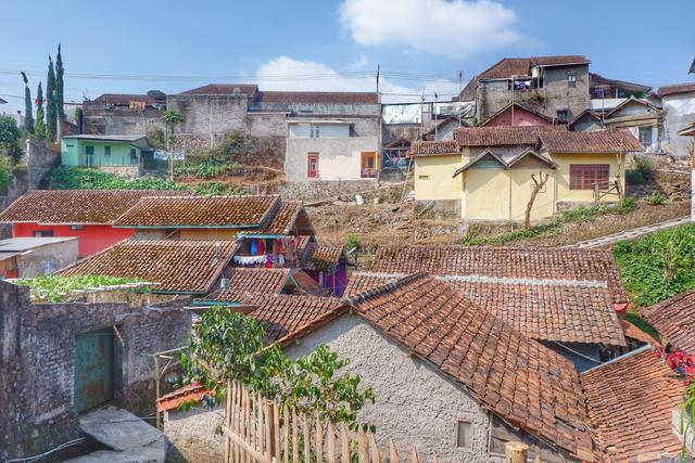 实拍印尼爪哇岛当地村落,贫富差距大,一半住茅草屋,一半住洋楼