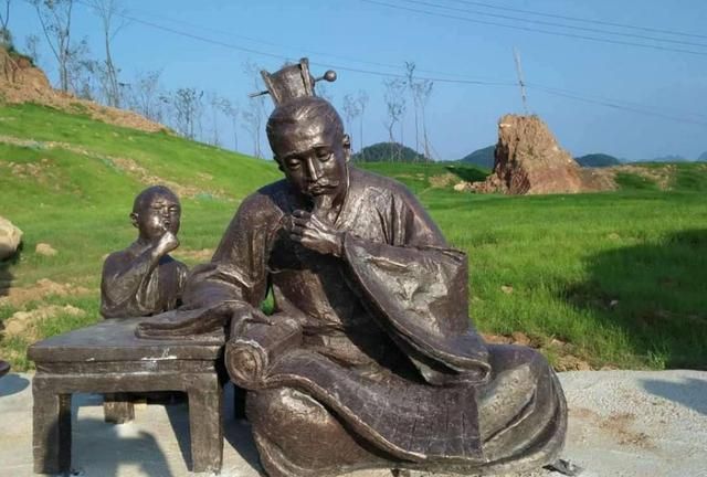 景区中的"活人雕塑",严寒酷暑都不能动,为何还有人抢着当?