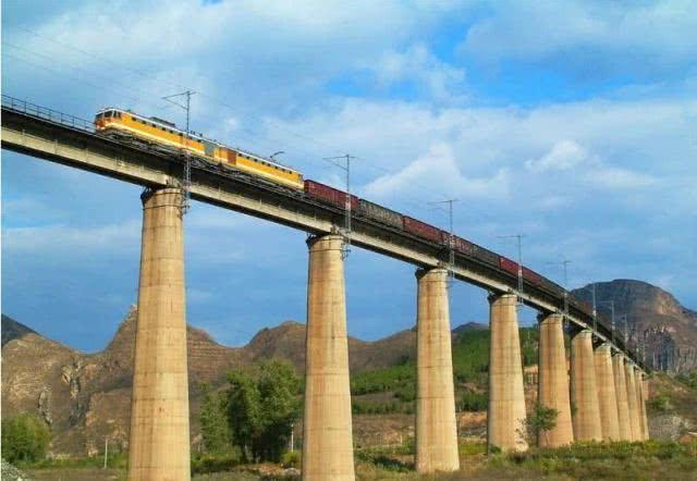 火车每次经过7号桥墩时都要鸣笛知道原因的旅客也会静默3分钟