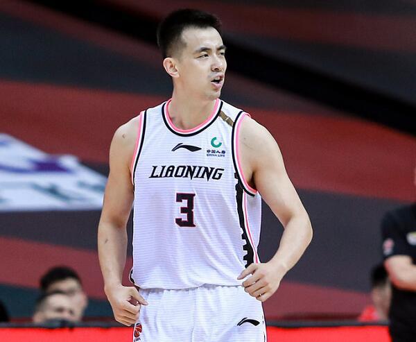 这场郭艾伦不在,赵继伟重回先发,也找回了自我.