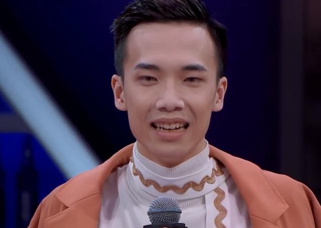 工作人员问:ac和你谁会比较强一点,而小宝的回答是:ac,毕竟是自己教