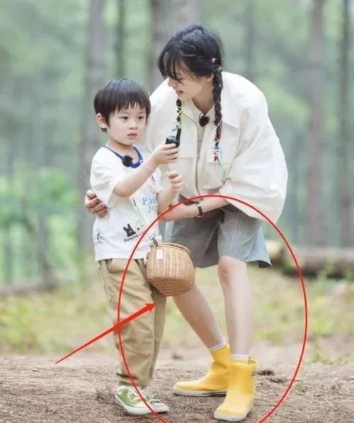 难怪大家都说郑爽太瘦,当她跟孩子们玩耍,这腿是认真的吗?