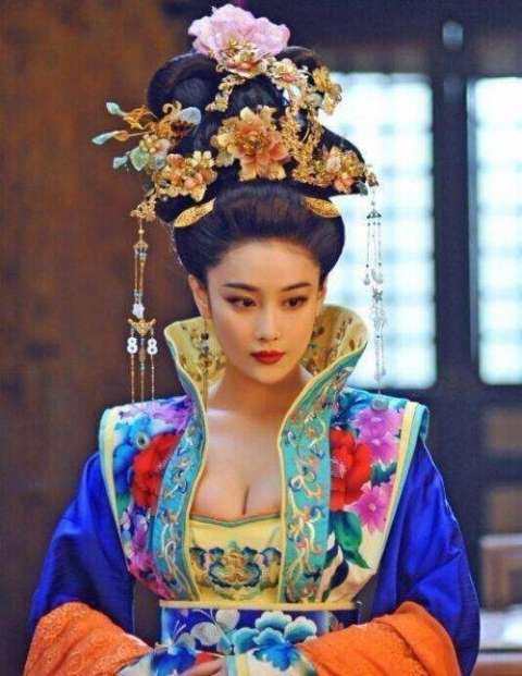 但妖媚不足,却非常高贵大方,完全就是后宫的娘娘啊,并不像是苏妲己