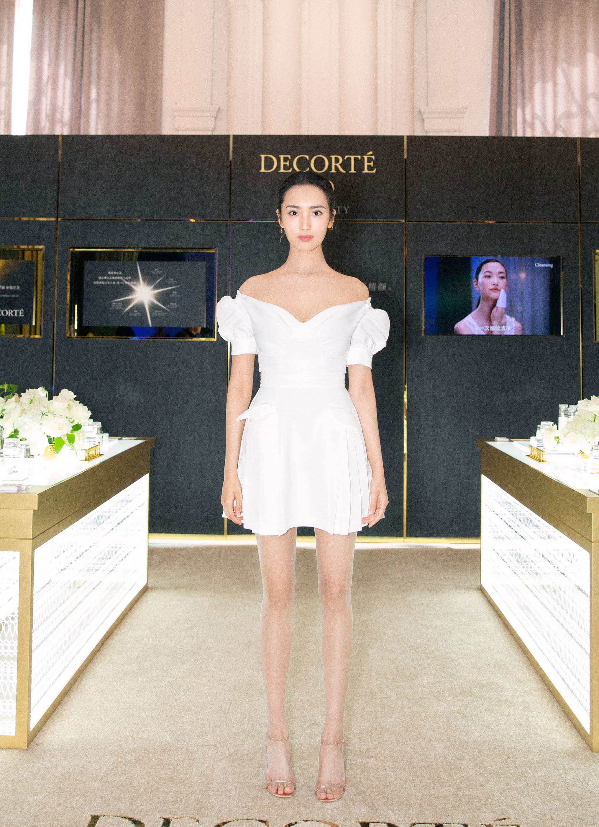 王紫璇秀模特身材,穿金色透视裙配3厘米宽腰带,躺地上性感迷人