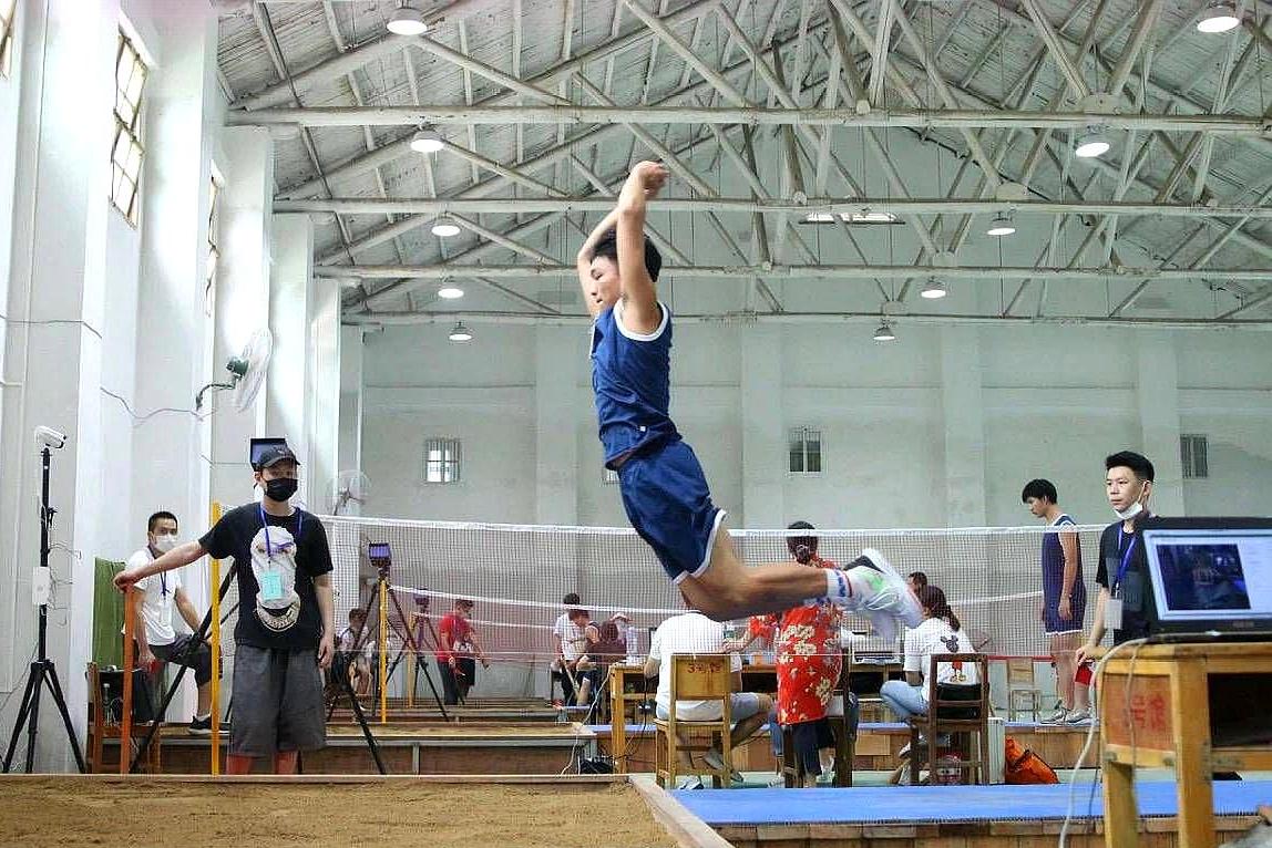 第一天测试100米,二级蛙跳,5米三向折返跑,三角形障碍跑四个项目.