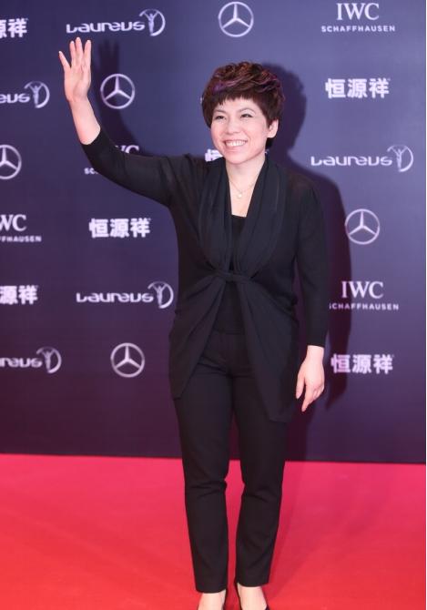 邓亚萍真是太有亲和力了,穿身西装却显低调,真让人喜欢